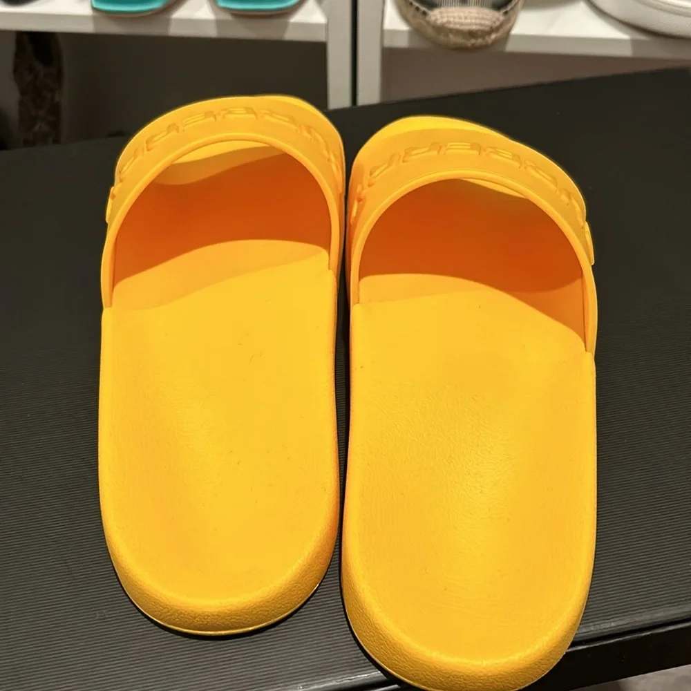 Brand new Burberry slides - Picture 3 of 5